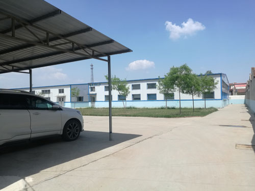 德州健之源地處魯西北平原，毗鄰黃河故道森林公園，生產(chǎn)條件環(huán)境優(yōu)越，擁有現(xiàn)代化的廠房，標(biāo)準(zhǔn)化的生產(chǎn)車間，公司擁有三證：SC食品生產(chǎn)許可證、GMP證、食品出口生產(chǎn)企業(yè)證書，生產(chǎn)過程中采用ISO22000管理體系進(jìn)行科學(xué)管理，并擁有近十年的生產(chǎn)加工經(jīng)驗(yàn)，產(chǎn)品口感、湯色、功效等各項(xiàng)指標(biāo)均能達(dá)到客戶滿意，生產(chǎn)采用全自動帶線帶牌袋泡茶包裝機(jī)生產(chǎn)線，有全套的粉碎和超微粉碎、分篩、烘干、滅菌、制粒、制袋等設(shè)備，科學(xué)的生產(chǎn)工藝和嚴(yán)格規(guī)范的滅菌殺毒技術(shù)。